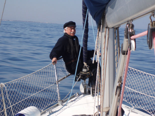Cataldo Gigantesco in mare sulla sua barca giudice