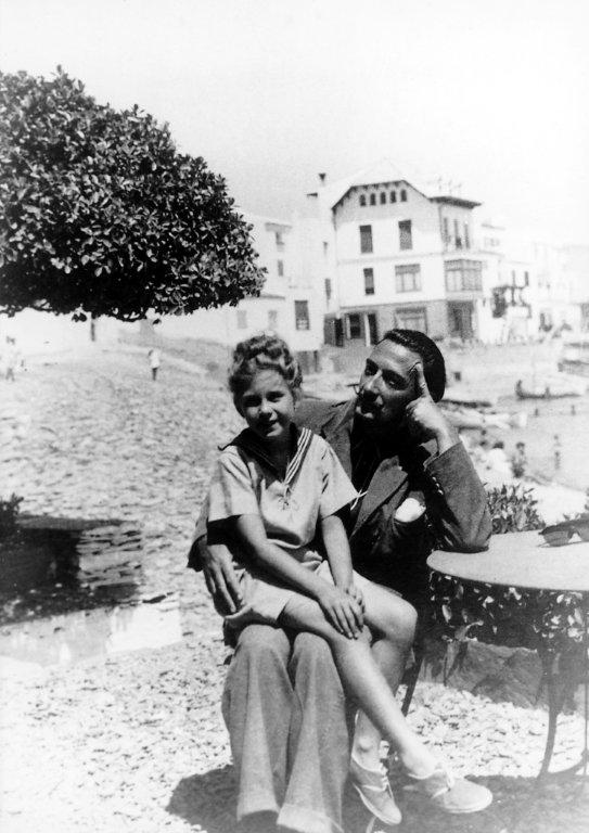 Lali in braccio a Dali