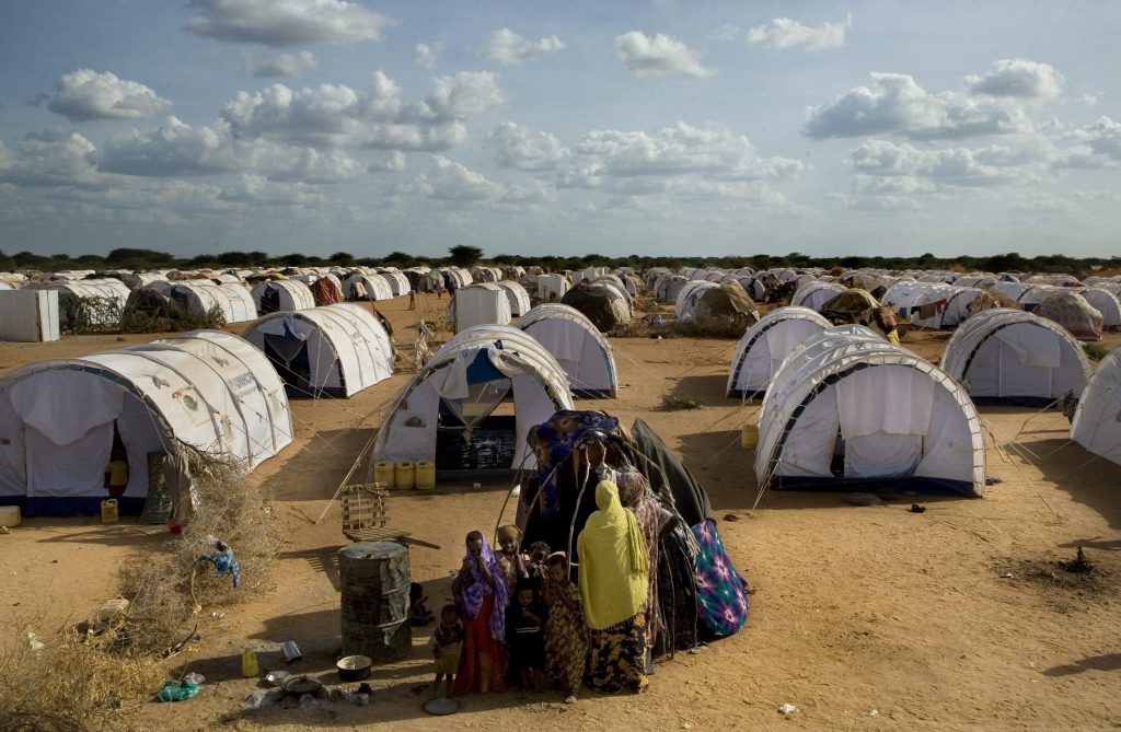 UNHCR costruisce, da anni, i campi profughi