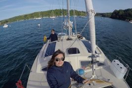 Mollano tutto per vivere in barca a vela: la storia di Elena e Ryan