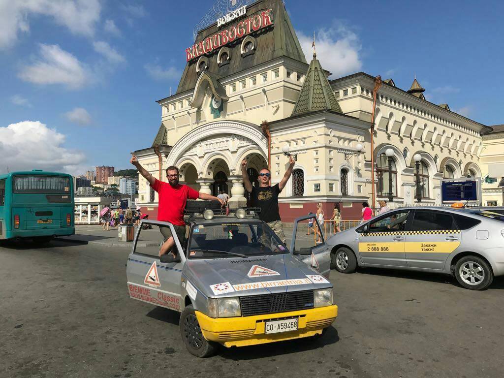 Il giro del mondo a bordo di una Fiat Uno: l’impresa del Team 241 