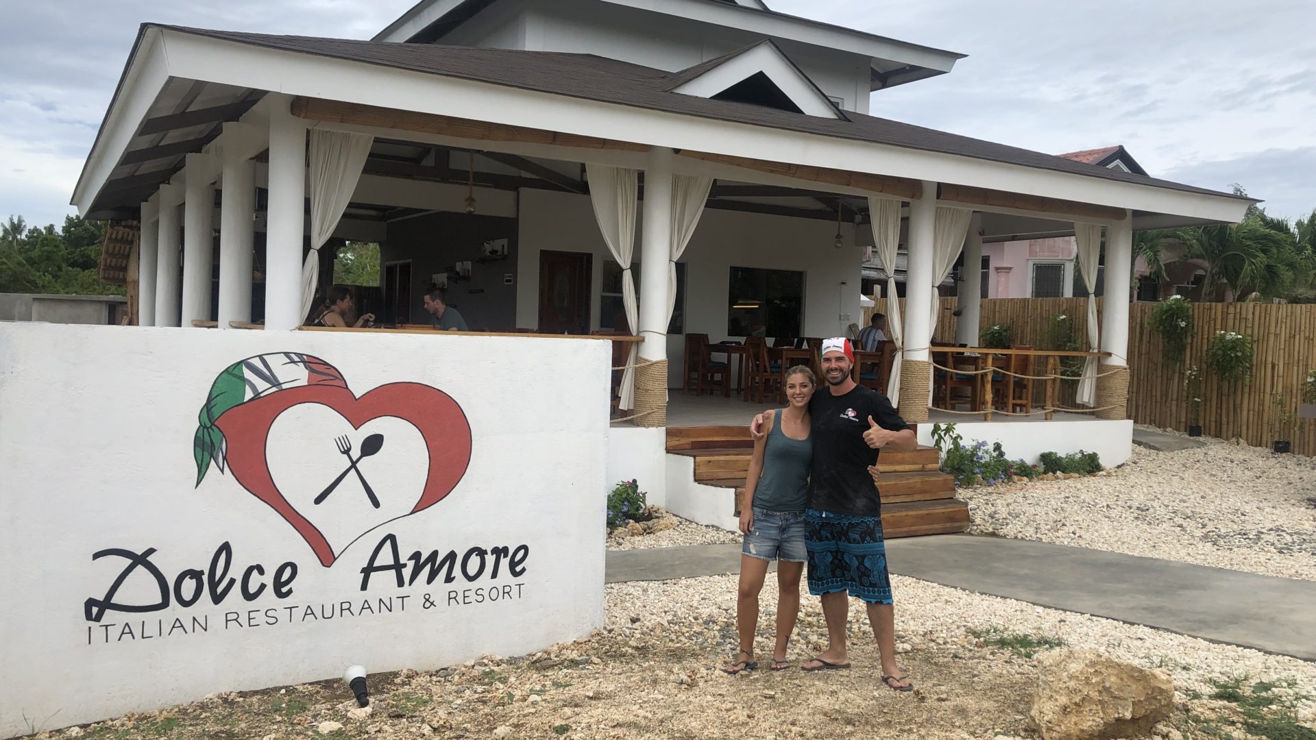 Giulia e Nicola e il loro ristorante nelle Filippine