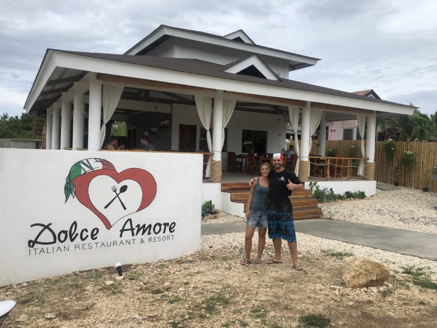 Giulia e Nicola e il loro ristorante nelle Filippine