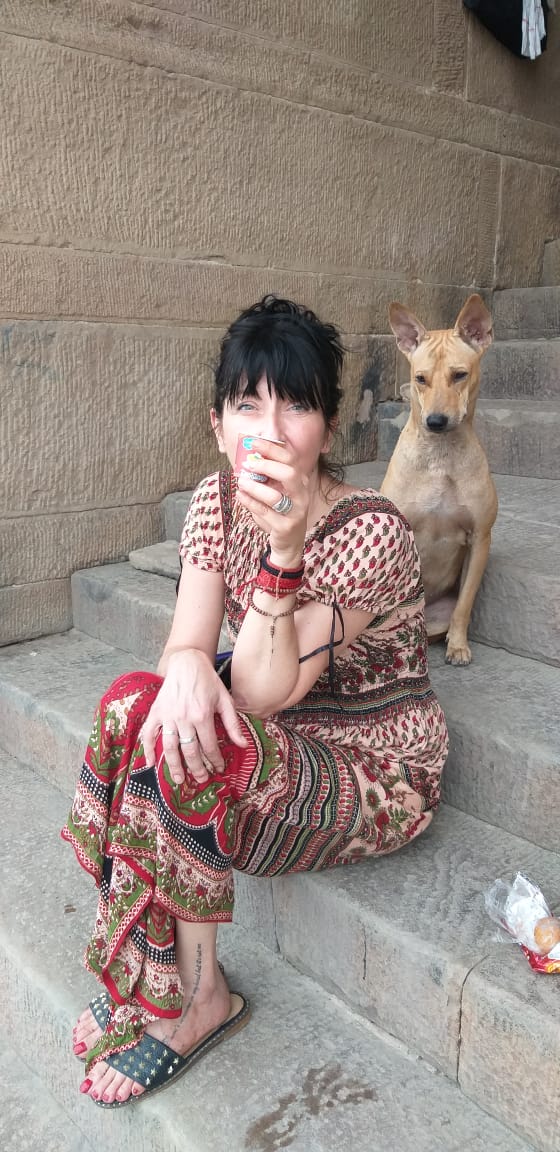 ELENA INDIA IN VIAGIO VARANASI