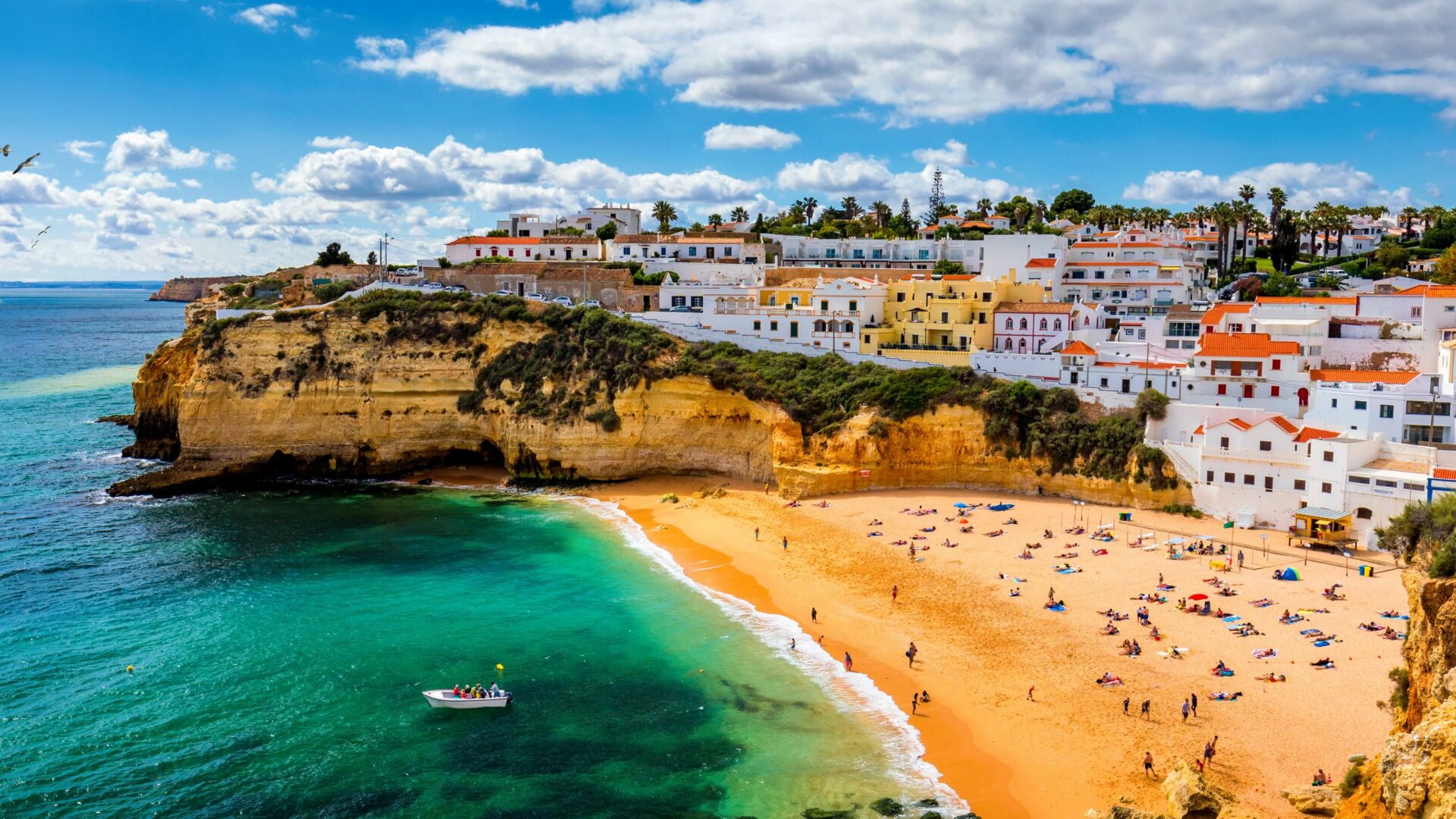 Vista del villaggio di pescatori di Carvoeiro con bellissima spiaggia, Algarve, Portogallo.