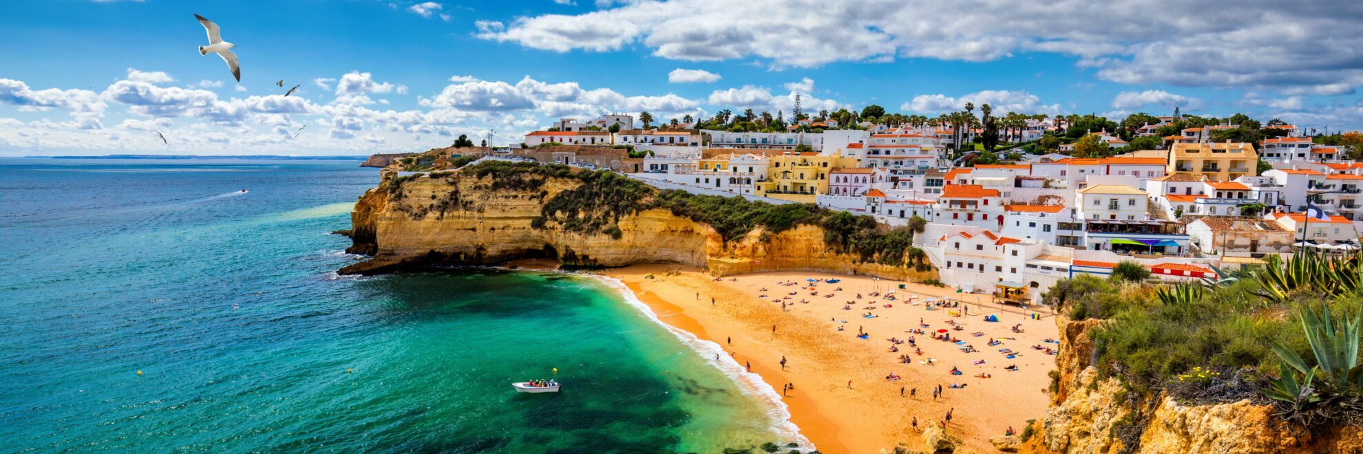 Vista del villaggio di pescatori di Carvoeiro con bellissima spiaggia, Algarve, Portogallo.