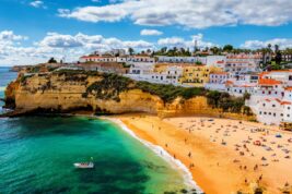 Vista del villaggio di pescatori di Carvoeiro con bellissima spiaggia, Algarve, Portogallo.