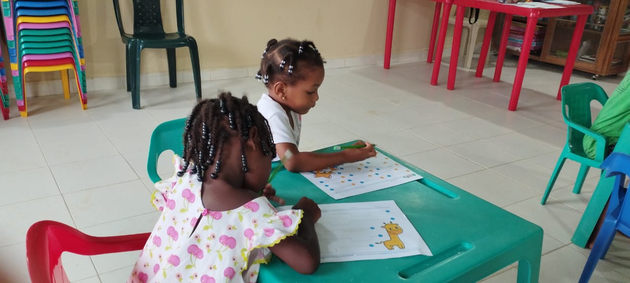 Lasciare una vita “normale” per vivere una vita a colori. E’ quel che ha fatto Daniela quasi 20 anni fa quando si è licenziata, ha lasciato Cusano Milano per trasferirsi nel quartiere periferico zona sud di Quibdò come missionaria laica: “È stato un bel cambiamento e ora, dopo 16 anni, rifarei la stessa scelta perché, nonostante tutte le rinunce alle comodità, io sono serena”.