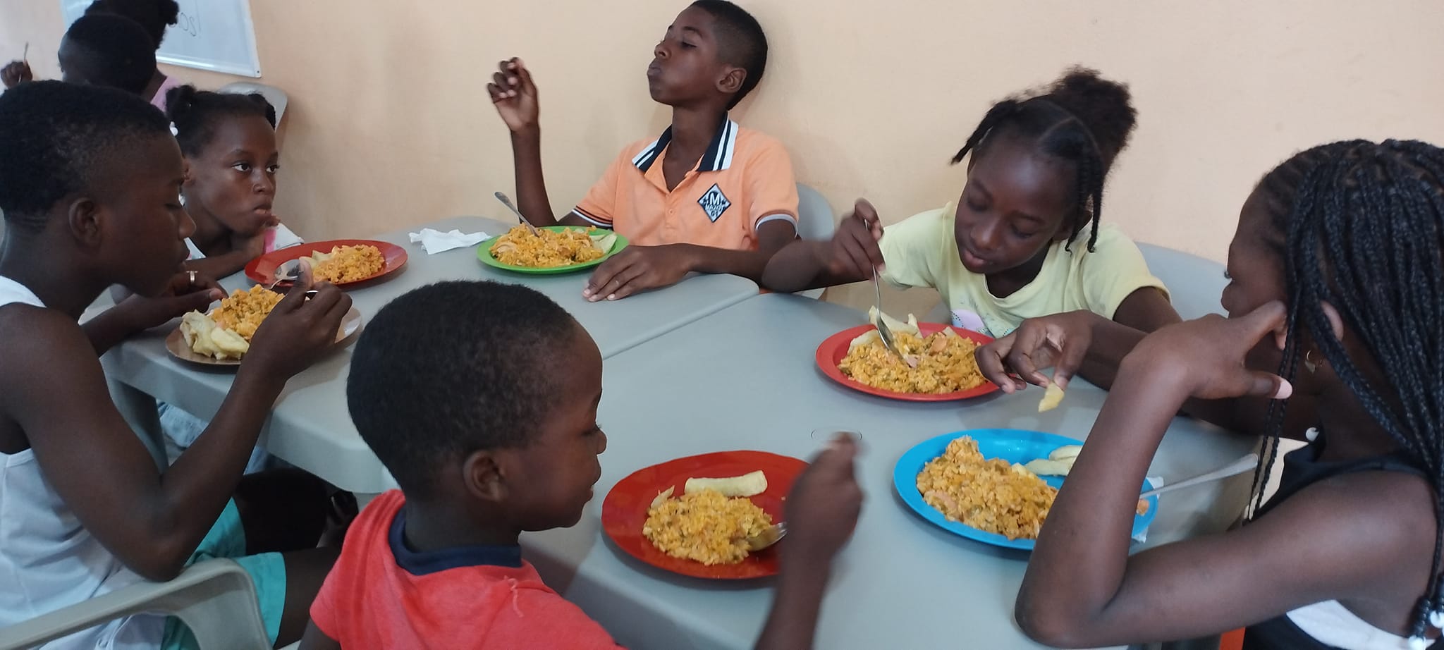 Lasciare una vita “normale” per vivere una vita a colori. E’ quel che ha fatto Daniela quasi 20 anni fa quando si è licenziata, ha lasciato Cusano Milano per trasferirsi nel quartiere periferico zona sud di Quibdò come missionaria laica: “È stato un bel cambiamento e ora, dopo 16 anni, rifarei la stessa scelta perché, nonostante tutte le rinunce alle comodità, io sono serena”.