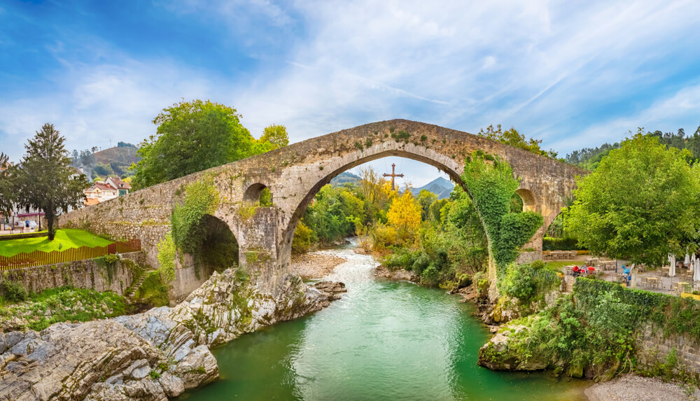 Ponte romano a schiena d'asino sul fiume Sella a Cangas de Onis, Asturie, Spagna