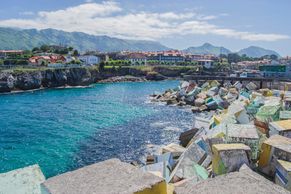 Cubi della memoria nel porto della città di Llanes, Asturie