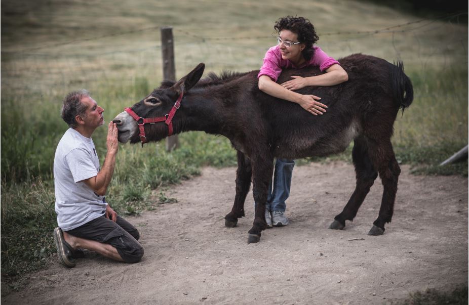 Mollano tutto per vivere in un borgo disabitato: Manuela e Gilberto e il loro b&b in Val Ceno