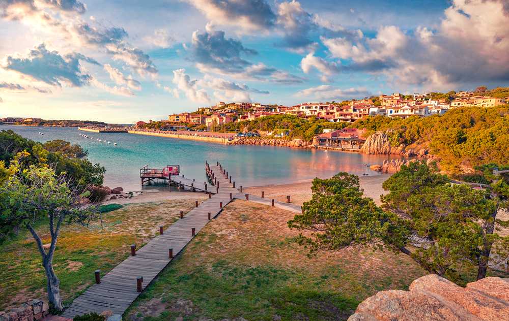 Attraente vista primaverile di Porto Cervo, Sardegna. 