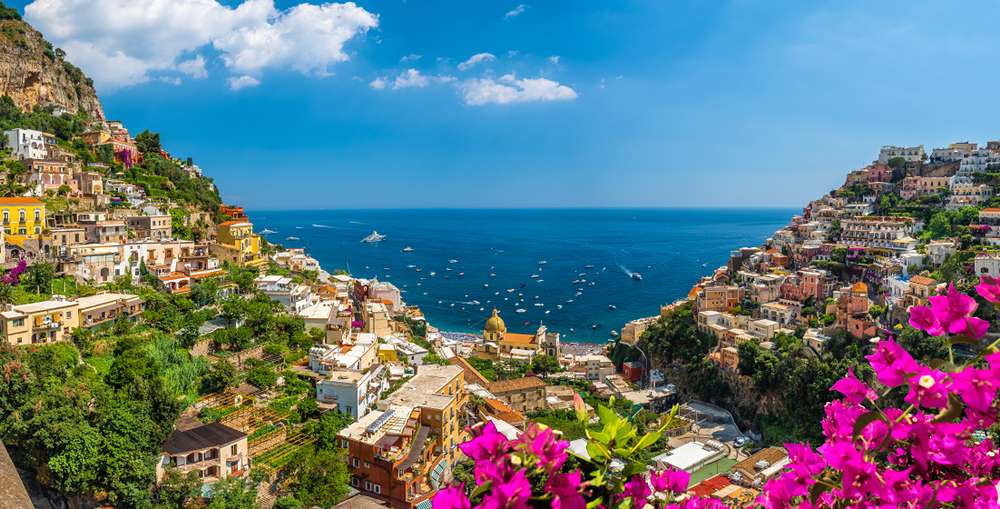 Paesaggio con la città di Positano sulla famosa costiera amalfitana, Italia