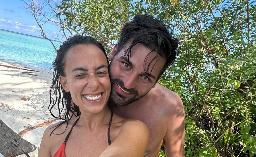 LA LIBERTÀ DI VIVERE SENZA FRETTA: LA NUOVA VITA DI IDA E GIUSEPPE ALLE MALDIVE Di Enza Petruzziello Zaino in spalla, passaporto alla mano e una curiosità inesauribile: Ida e Giuseppe sono una giovane coppia che ha fatto del viaggio il fulcro della loro vita. Non semplici vacanzieri, ma veri viaggiatori, con il desiderio di esplorare il mondo in profondità, assaporandone ogni sfumatura. Lei pugliese, lui napoletano, entrambi trentenni, nel 2021 hanno fondato “All you need is Passport”, un diario virtuale in cui raccontano le loro avventure in giro per il mondo e di quanto viaggiare ha cambiato gradualmente la loro percezione di vita, spingendoli a desiderare un cambiamento che oggi li ha portati a “mollare tutto” e trasferirsi alle Maldive, Paese nel quale vivono da un mese e che gli sta regalando forti emozioni. Con la loro storia, Ida e Giuseppe desiderano ispirare altri a seguire i propri sogni e a credere che, con determinazione e passione, è possibile realizzare cambiamenti significativi nella propria vita.