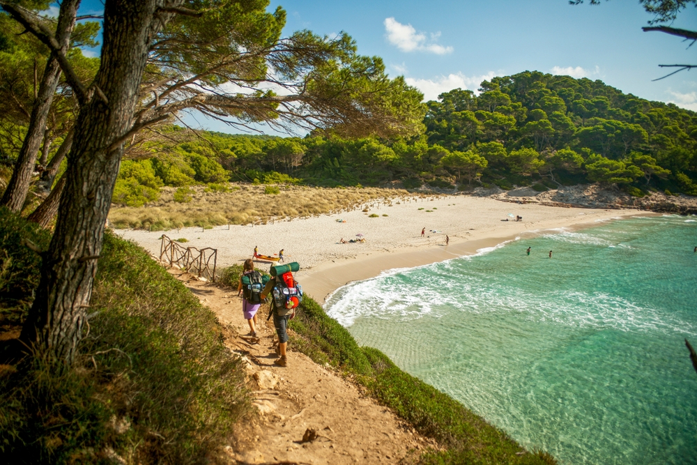 Osservazione della fauna selvatica – La primavera è il periodo migliore per avvistare uccelli migratori e fauna locale. Minorca è una Riserva della Biosfera e ospita zone umide come il Parco Naturale di s'Albufera des Grau, perfetto per il birdwatching. Esperienza enogastronomica autentica – In questo periodo si possono visitare le cantine locali senza la folla estiva e degustare i vini minorchini, come il Binifadet. Inoltre, i mercati offrono prodotti freschi di stagione, come il formaggio Mahón e la caldereta de langosta.