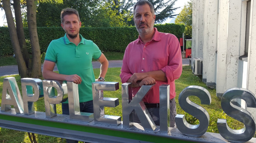 apple kiss social network